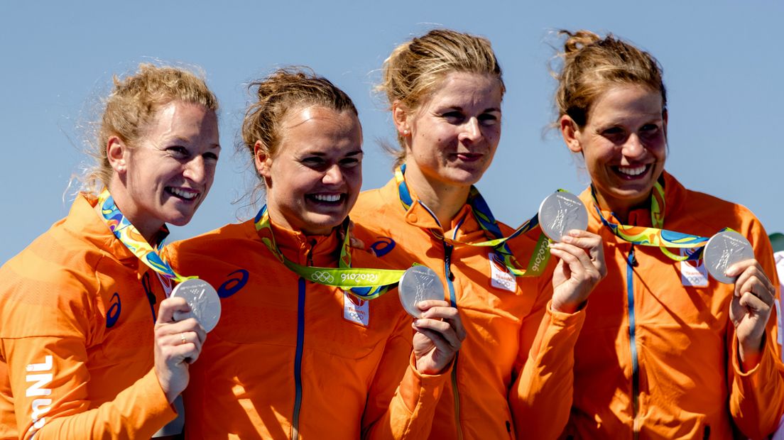 De zilveren dubbelvier, met Nicole Beukers en Inge Janssen in het midden.
