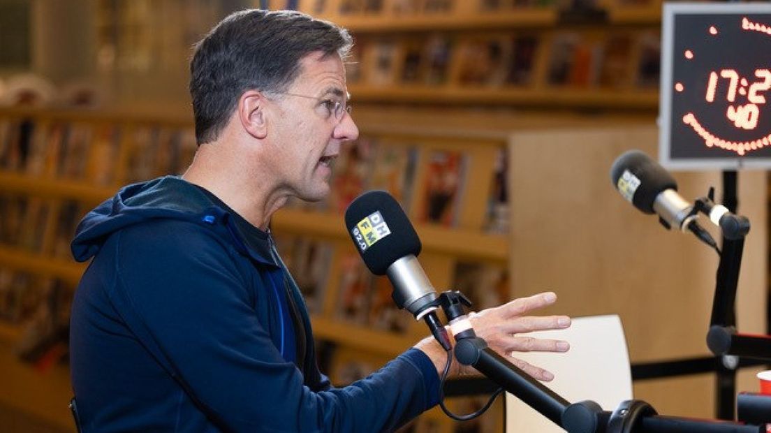 Premier Mark Rutte tijdens de uitzending van Spuigasten