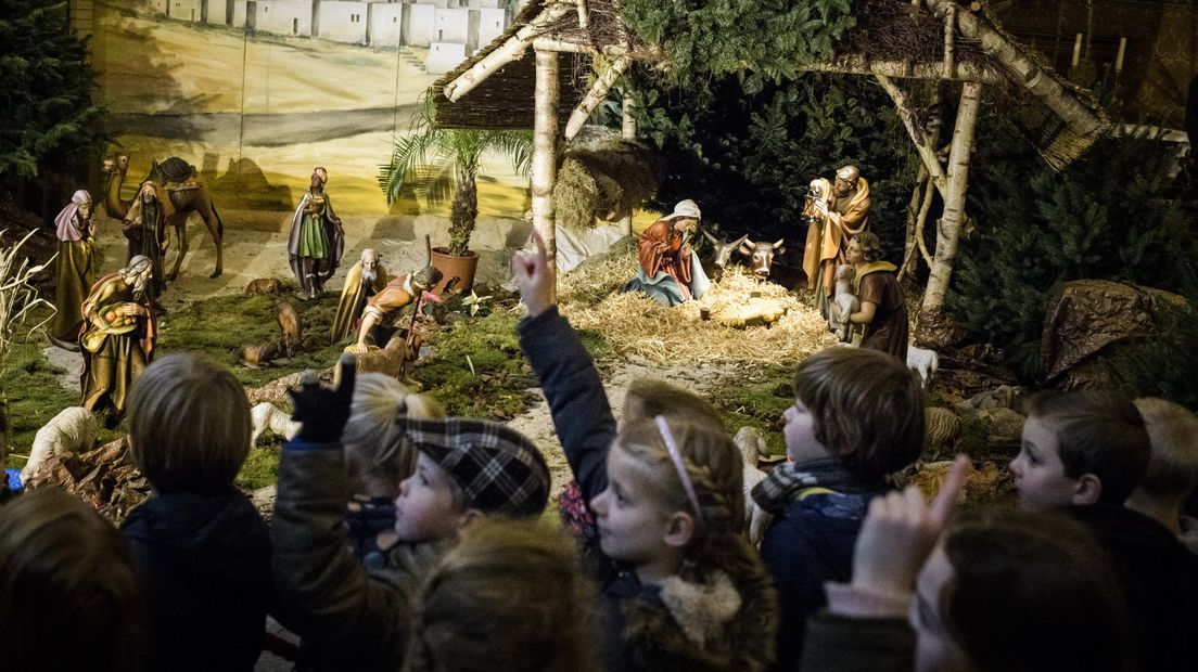 Kinderen bezoeken de Kerstavondmis in de Jozefkathedraal