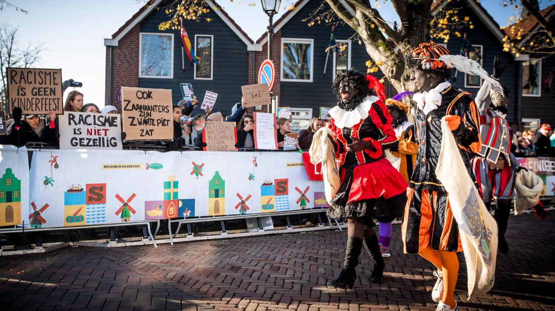 Demonstranten en Zwarte Pieten tijdens de landelijke intocht van Sinterklaas op de Zaanse Schans in 2018.