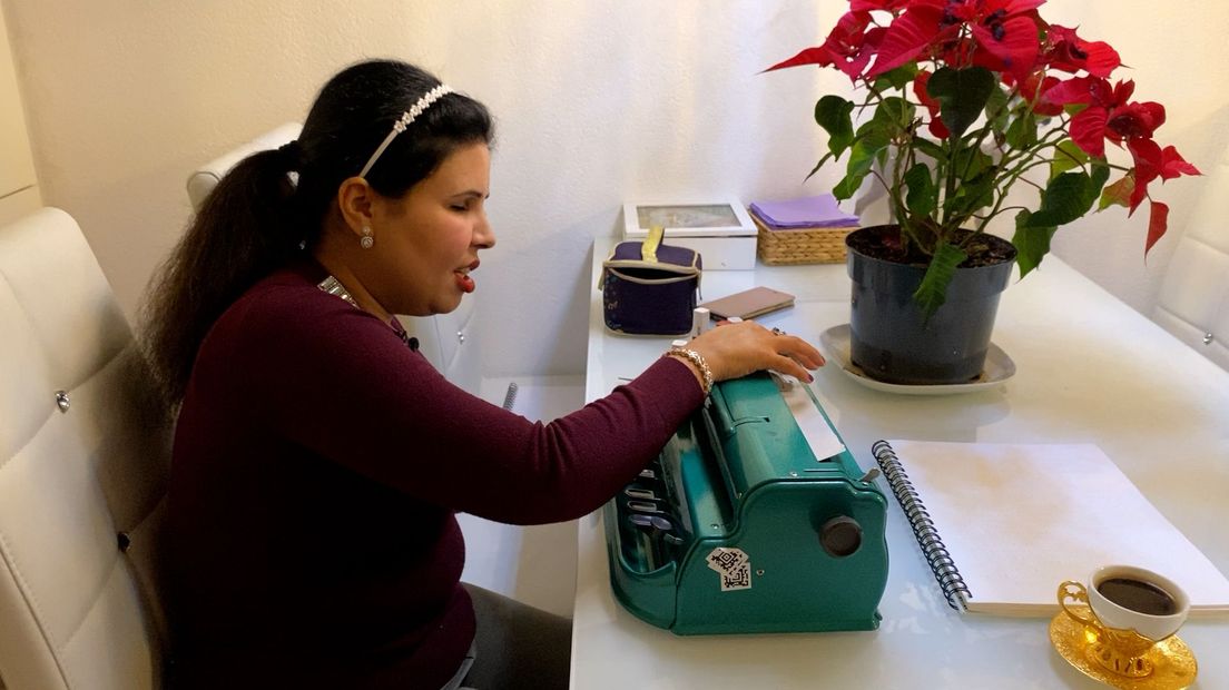 Amany met haar braillemachine waarmee ze labels kan maken