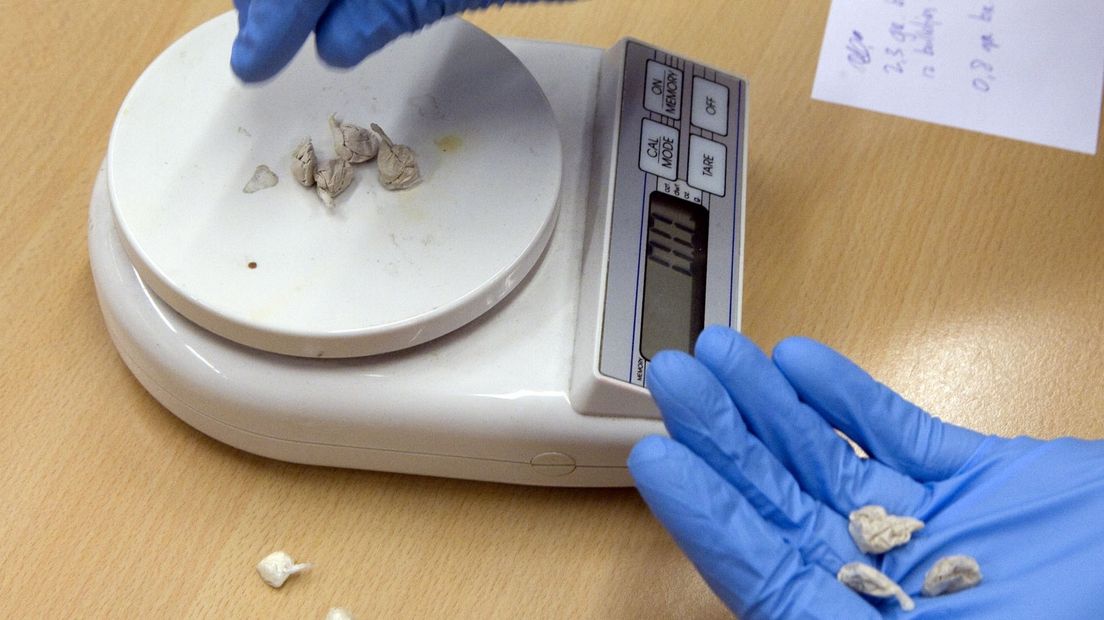 Drugs wordt afgewogen op een weegschaal