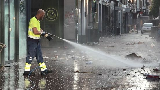 Cees spuit onder luid gejuich de Nijmeegse straten schoon