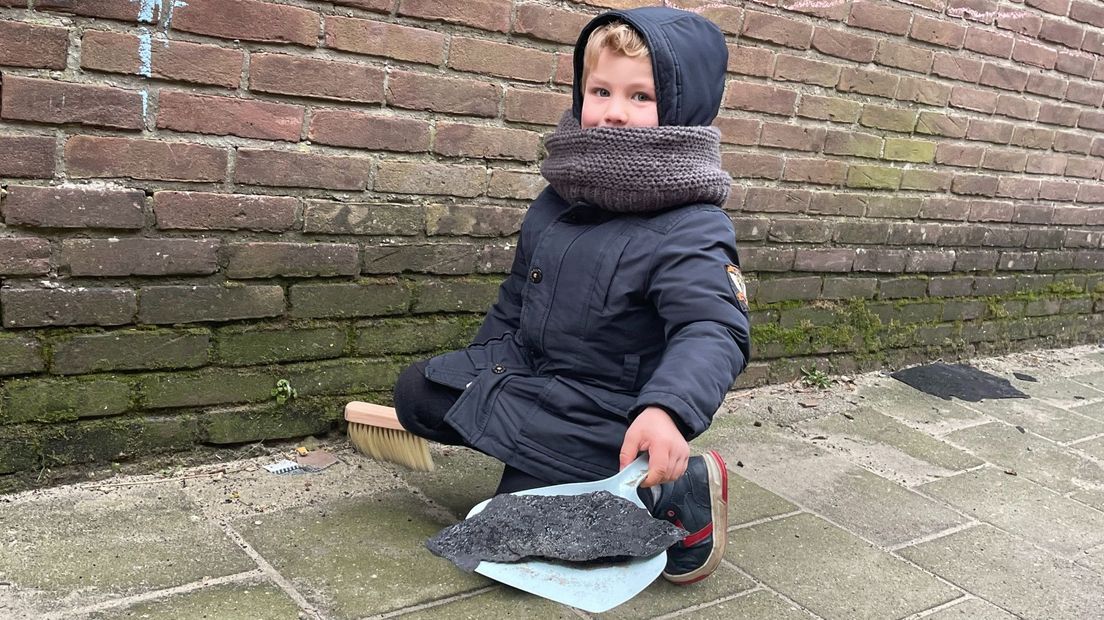 Deze jongen helpt mee om de rommel op te ruimen in Katwijk