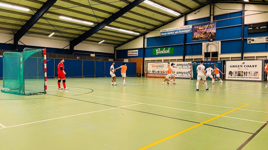 De Eagles spelen een onderling partijtje op de droge helft van de zaal