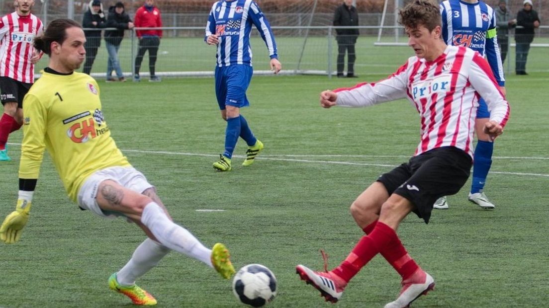 Steve Schalkwijk in duel om de bal