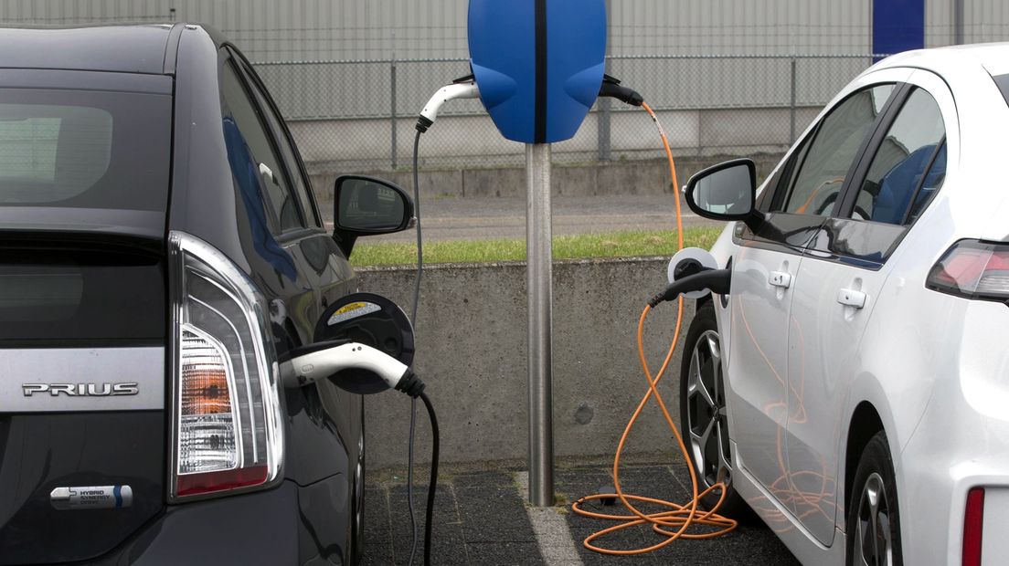 Twee auto's aan de laadpaal