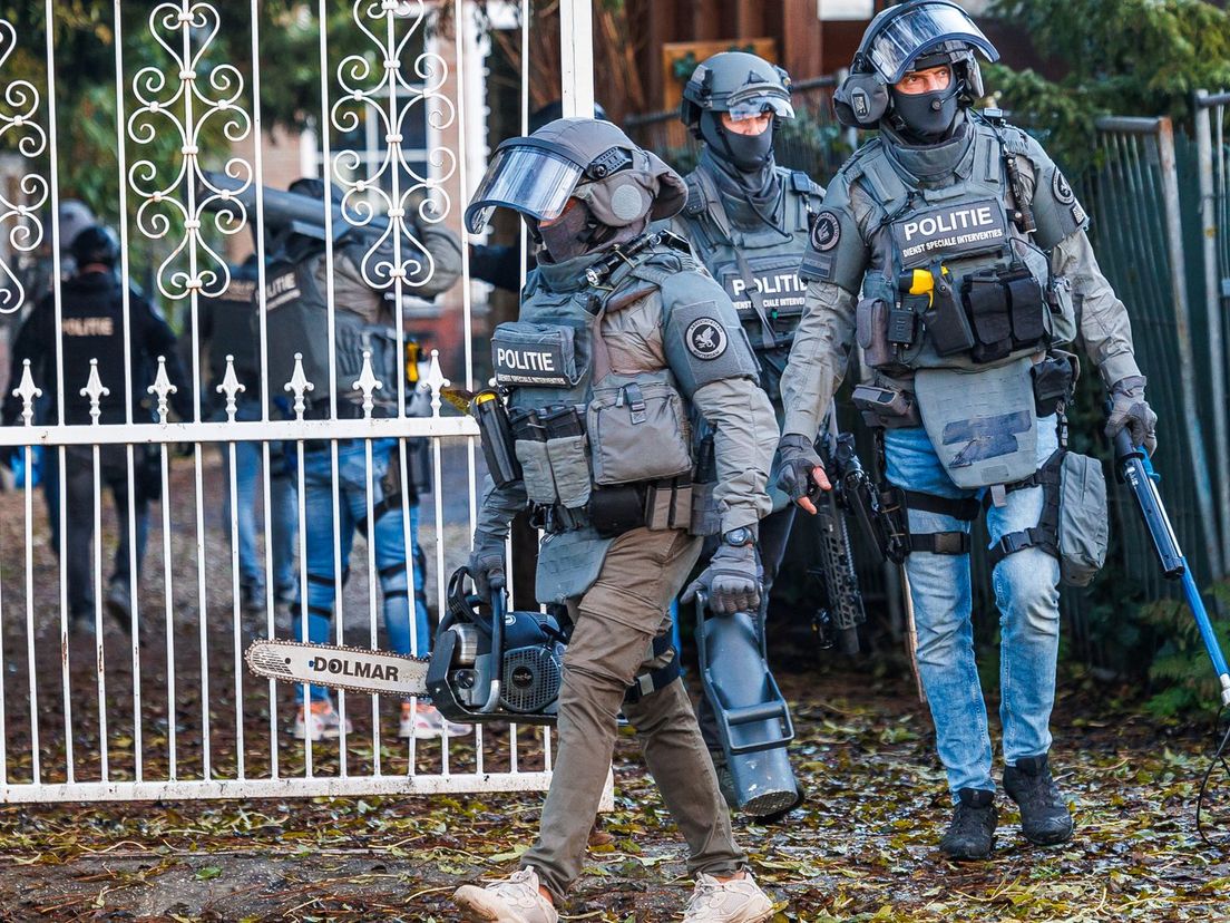 Arrestatieteam valt pand binnen na schietpartij in Rotterdam-Overschie