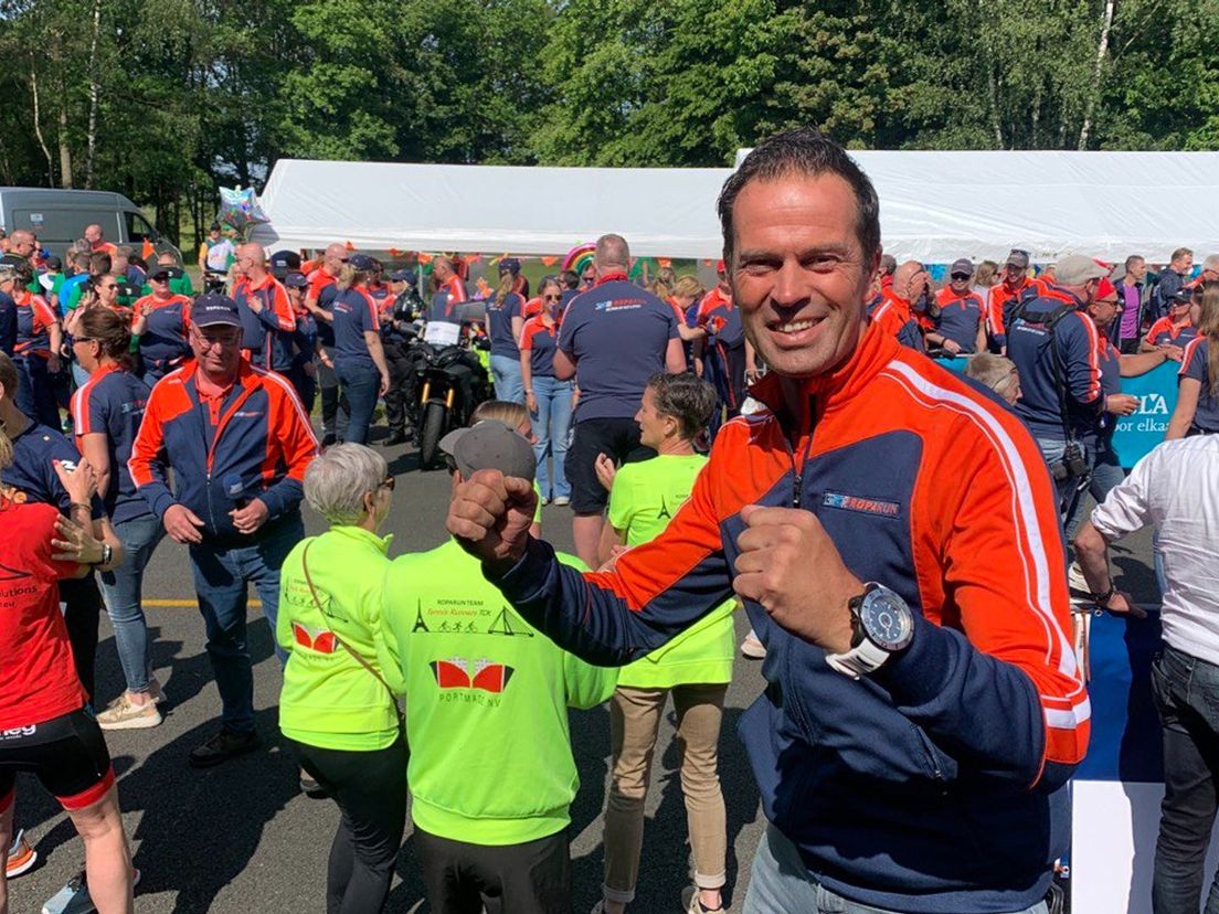 Scheidsrechter Bas Nijhuis schiet lopers Roparun weg op Vliegveld Twenthe