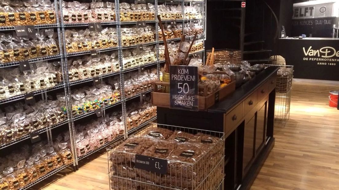 In de pop-up store liggen vijftig verschillende pepernotensmaken