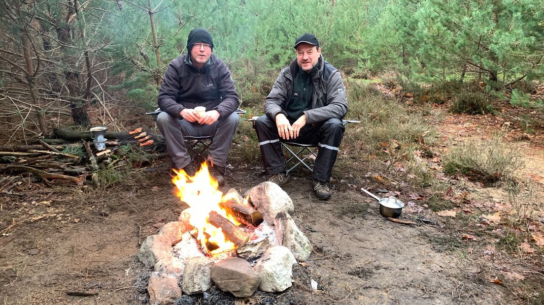 Wolvenkenners Hans Hasper en Mark Zekhuis bij het kampvuur na een speurtocht naar de wolf