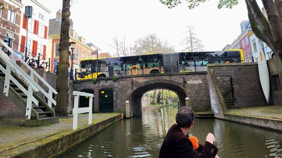 Stadsbus verdwaalt op Koningsdag, klem op brug over Utrechtse gracht