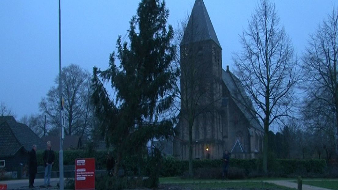 Mannen vernielen kerstboom Heerde