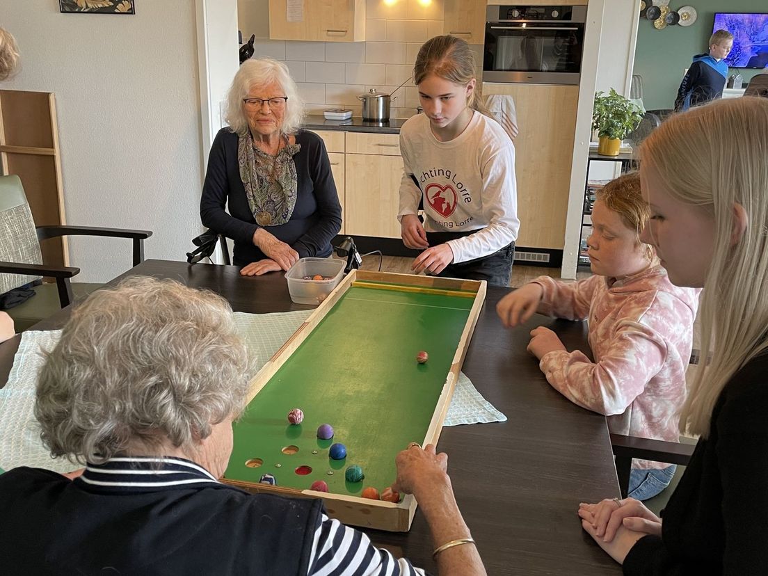 De jongeren vermaken zich uitstekend met de ouderen in de Paasbergen