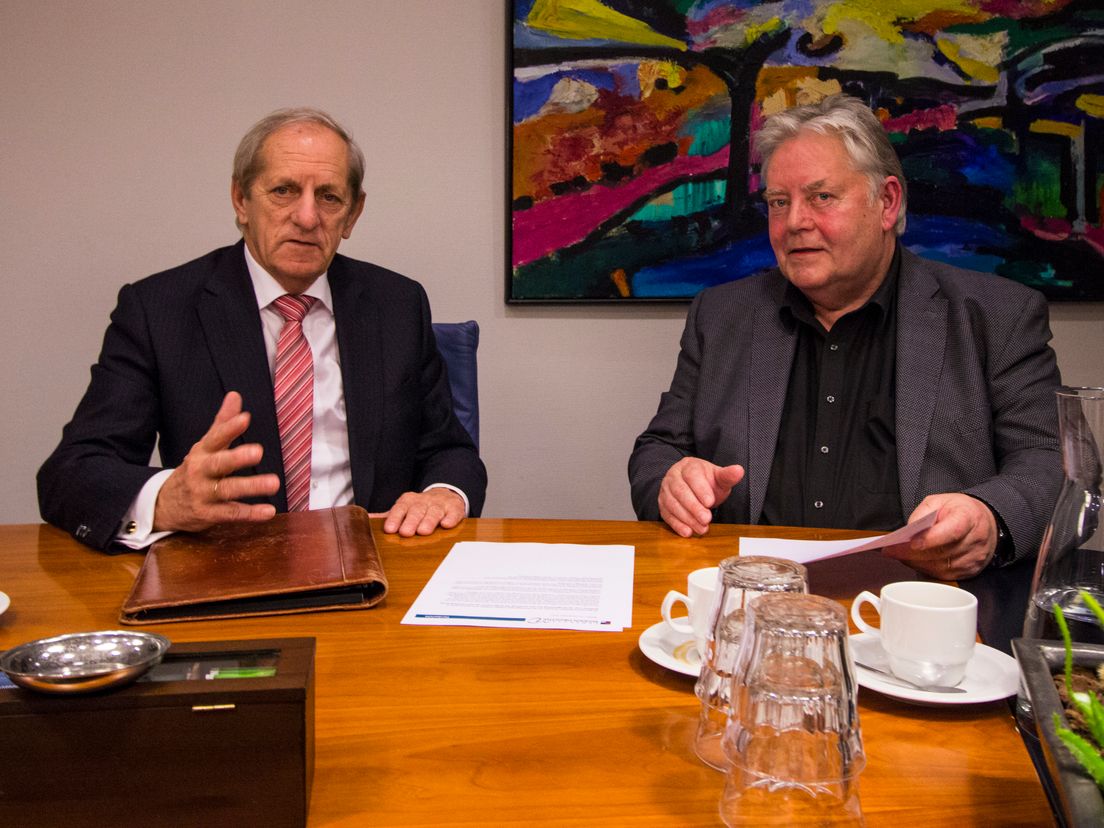 Burgemeester Ton Baas van de gemeente Midden-Drenthe en Jan Bollen, bestuurder van Jade Zorggroep tekenen afspraken over het terugbetalen van het voorschot (Rechten: RTV Drenthe/Robbert Oosting)