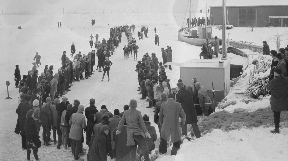 Schaatsers komen in de Elfstedentocht van '63 vanaf het IJsselmeer aan bij Workum