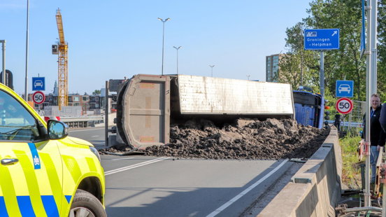 Lange file richting Groningen door gekantelde vrachtwagen.