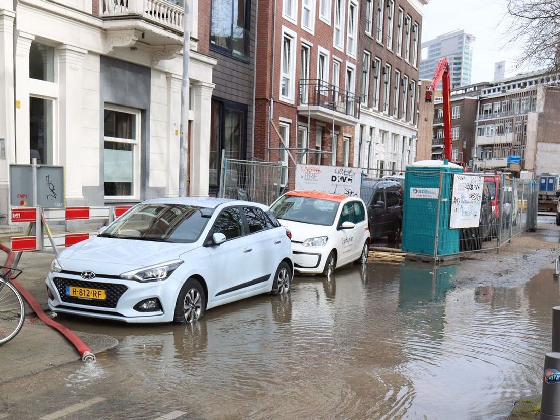 Woningen aan de Schiedamsesingel lopen onder water door een gesprongen waterleiding