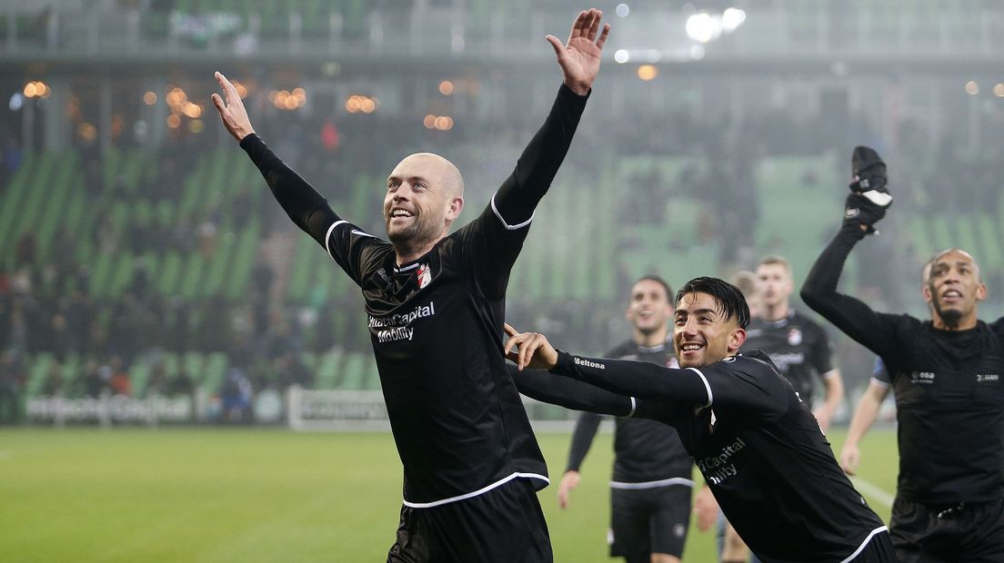 Nicklas Pedersen viert de 2-1 overwinning in 2018 voor het uitvak