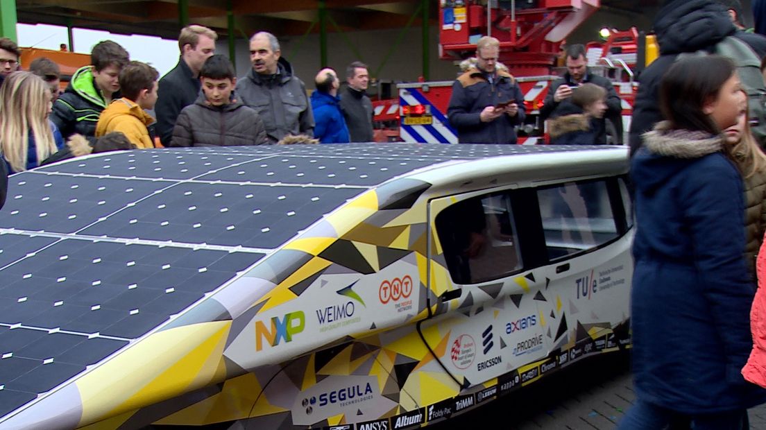 De leerlingen mochten een ritje maken in de solar auto van TU Eindhoven