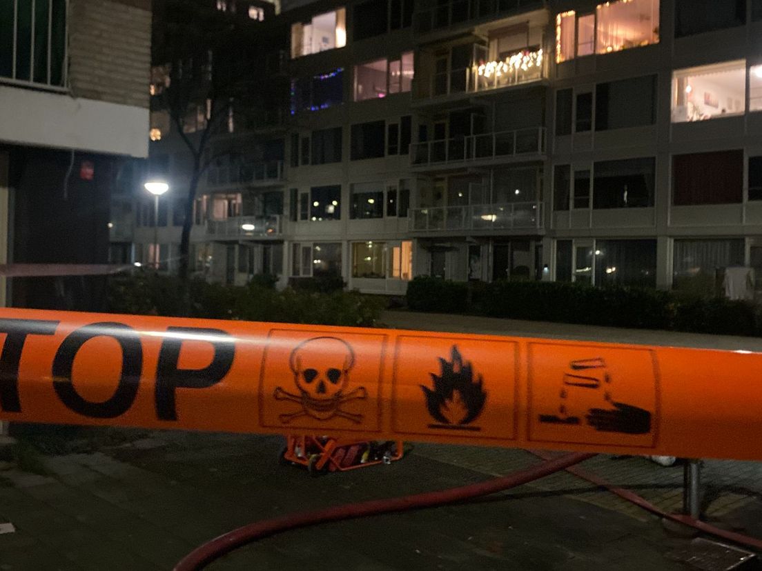 In de flat in Spijkenisse wordt onderzoek gedaan naar mogelijke explosieven