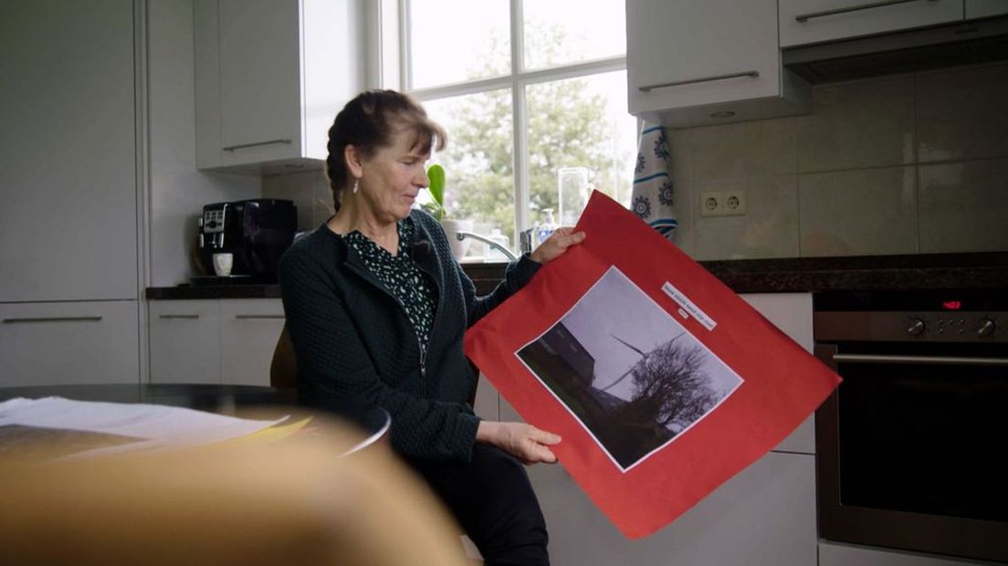 Joke Lubberding ziet het niet zitten dat er binnenkort windmolens vlakbij haar huis geplaatst worden.jpg