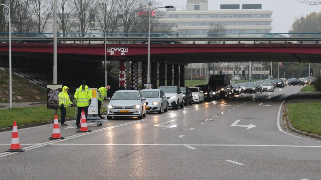 De wegen rond de Ikea staan vol met auto's