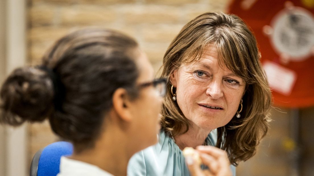 Kinderombudsman Margrite Kalverboer in gesprek met een kind (niet in Ter Apel)