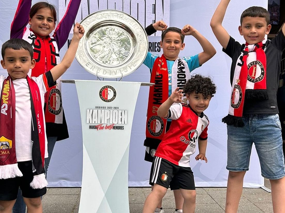 Blijdschap bij Sanae, Armando, Zakaria, Badr en Rida bij de kampioensschaal