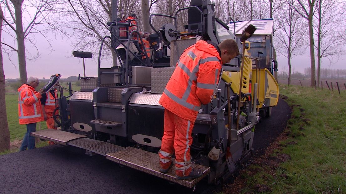 Zeeuwse Asfalt Onderneming aan het werk aan de Grotedijk tussen Nissen en Heinkenszand