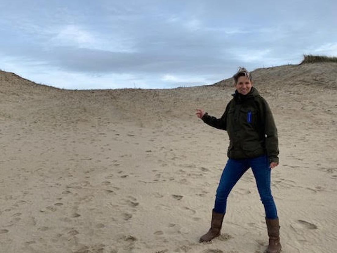 Boswachter Chantal van Burg bij een kerf in de Springertduinen