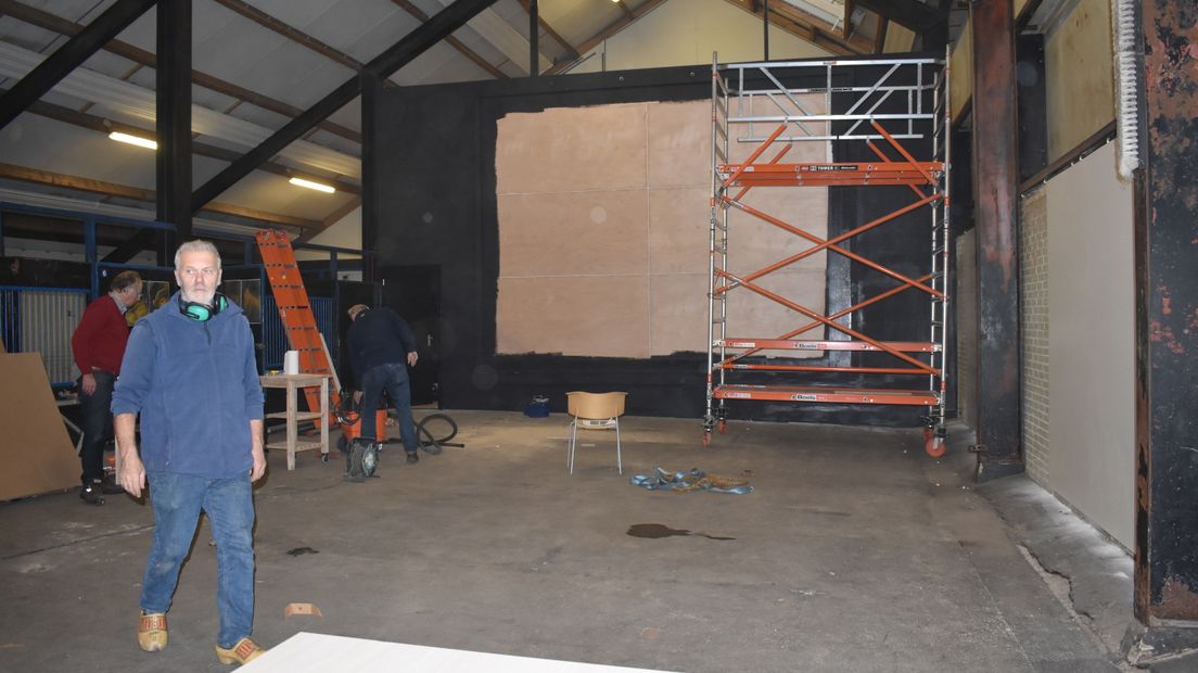 Het Savannehuis wordt in gereedheid gebracht voor De Nachtwacht (Rechten: De Nachtwacht van Emmen)