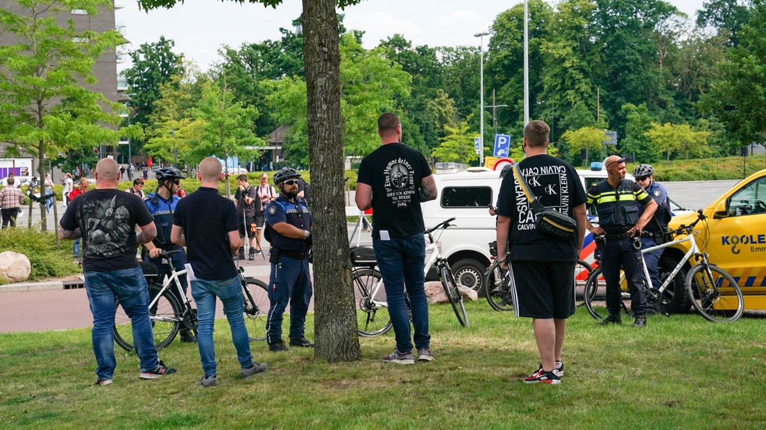 Een handjevol tegendemonstranten staat net buiten de parkeerplaats (Rechten: RTV Drenthe/Kim Stellingwerf)