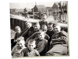 WOII in foto's: Spakenburgse jeugd hangt met Duitse soldaten