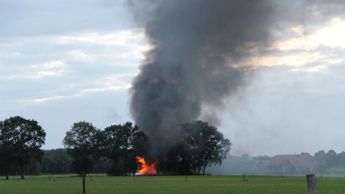 Veel zwarte rook bij schuurbrand op boerderij in Holten