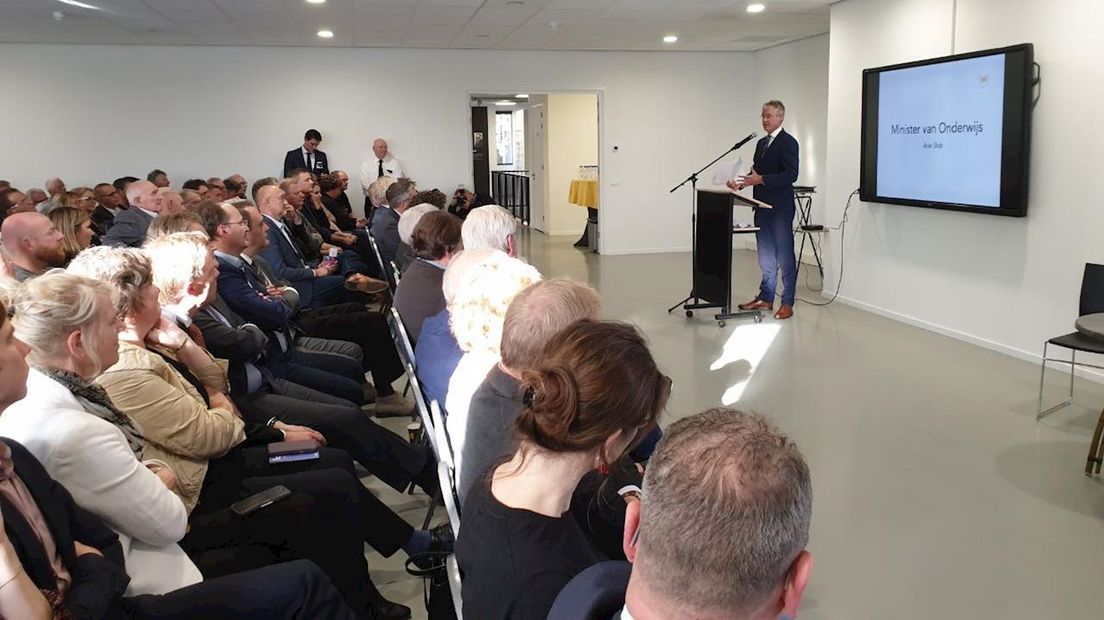 Minister Slob spreekt de aanwezigen toe