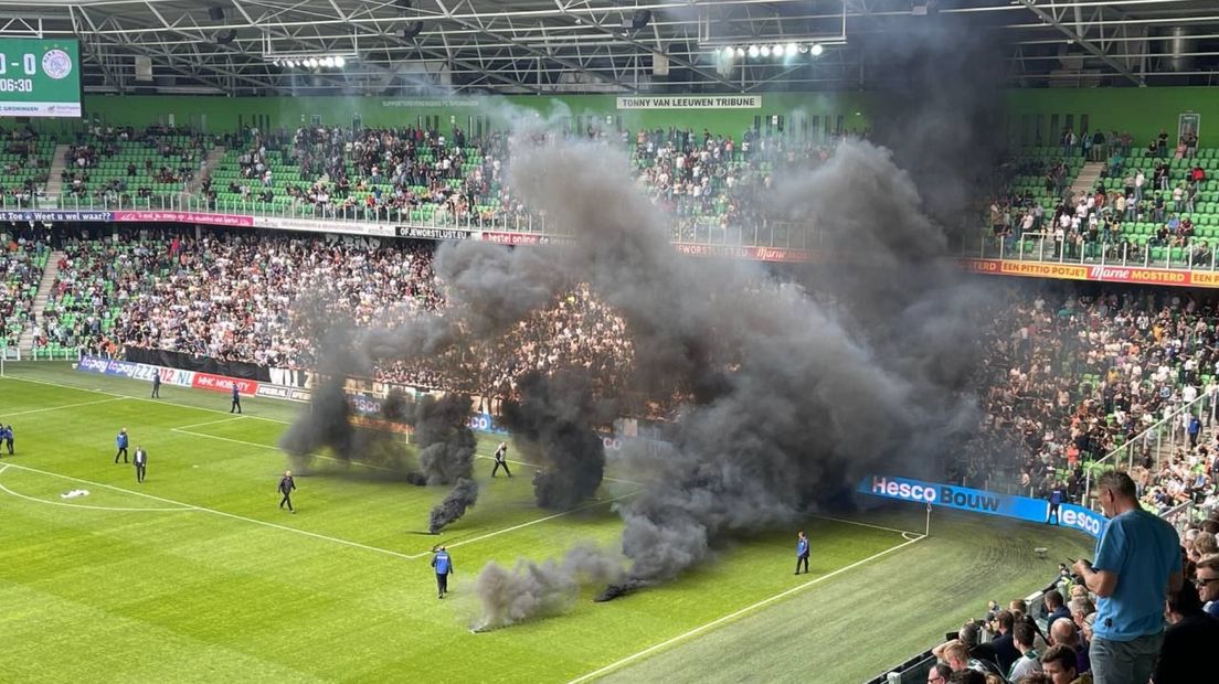 In de zevende minuut werden de eerste serie rookbommen op het veld gegooid