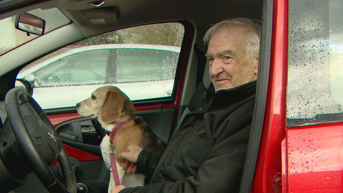 De 82-jarige Honoré Cleemput uit Sas van Gent met hond Evita