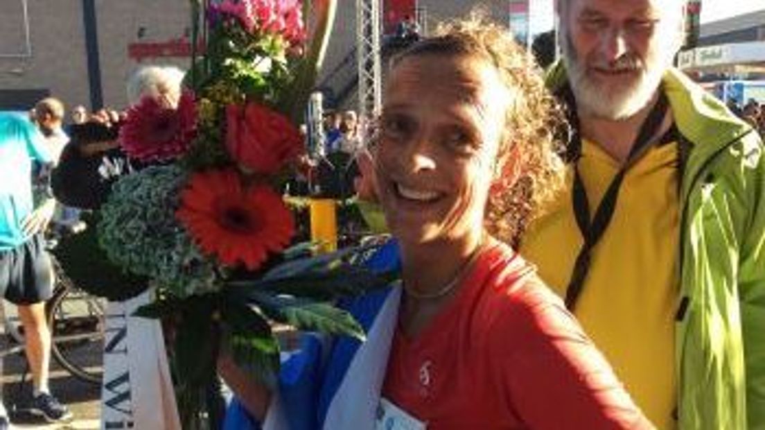 Leonie Ton na de NK-winst op de 100 kilometer