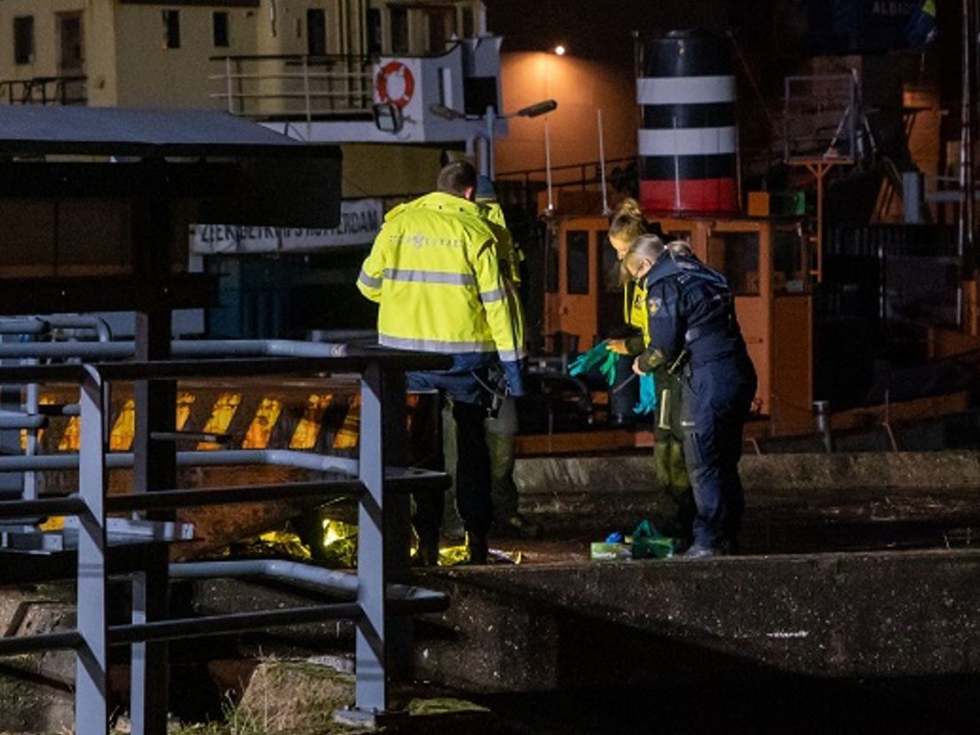 De foetus is in folie gewikkeld,