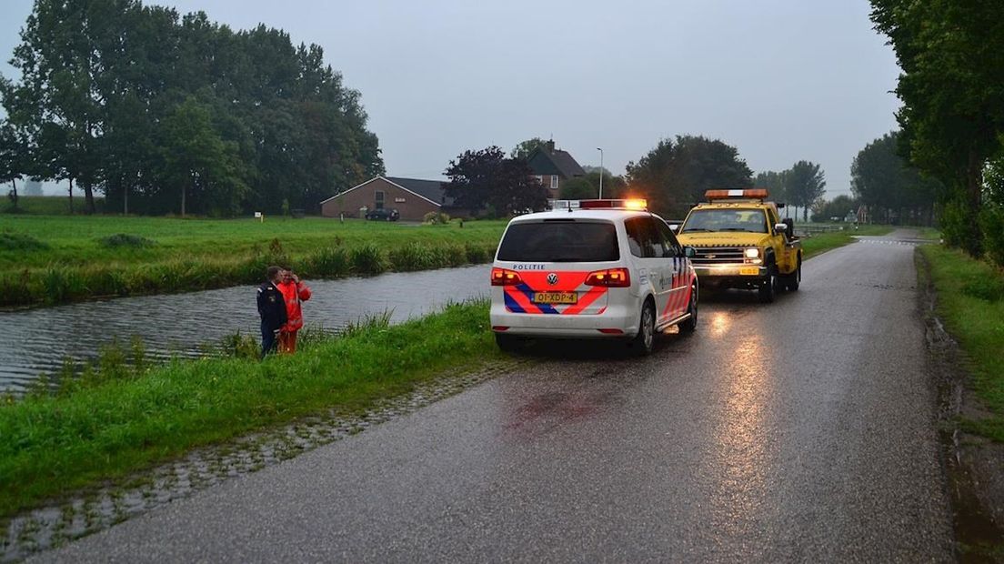 Auto te water, slachtoffer naar het ziekenhuis