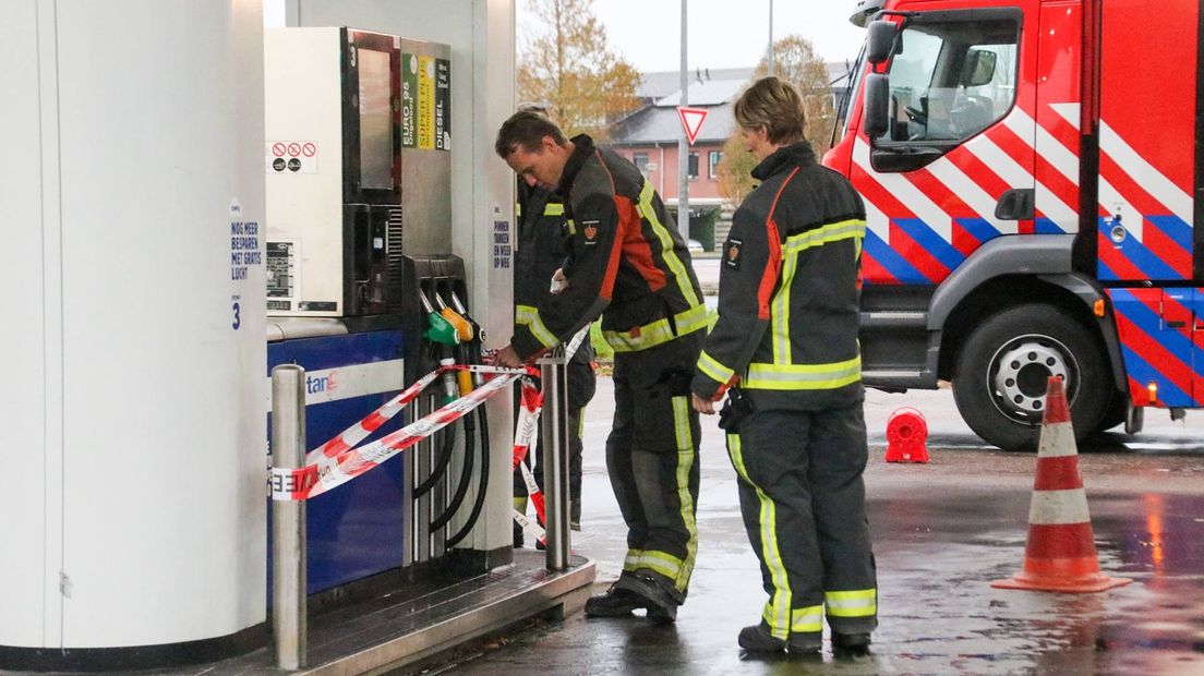 De brandweer zet de pomp af met linten