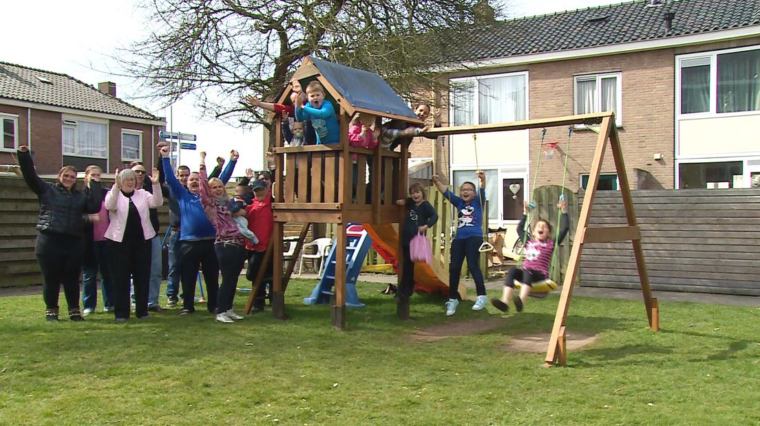 Omwonenden bij het speeltoestel