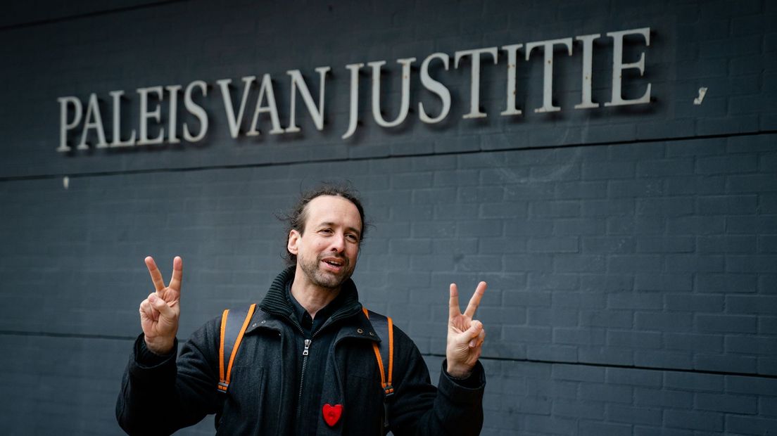 Viruswaarheid-voorman Willem Engel strijdt in de rechtbank tegen de avondklok.