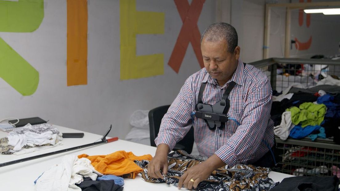 Samsom Yakob kan kleding sorteren dankzij exoskelet