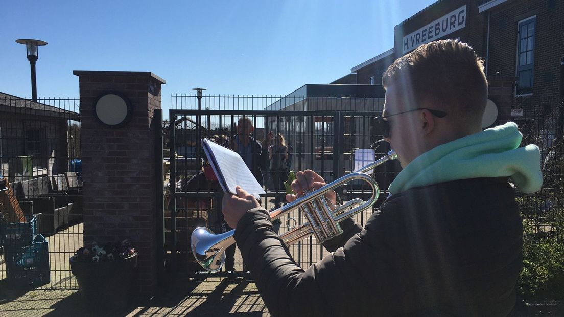 Jeffrey Parmentier speelt trompet voor afgesloten dagbesteding en bollenschuur Vreeburg in Hillegom