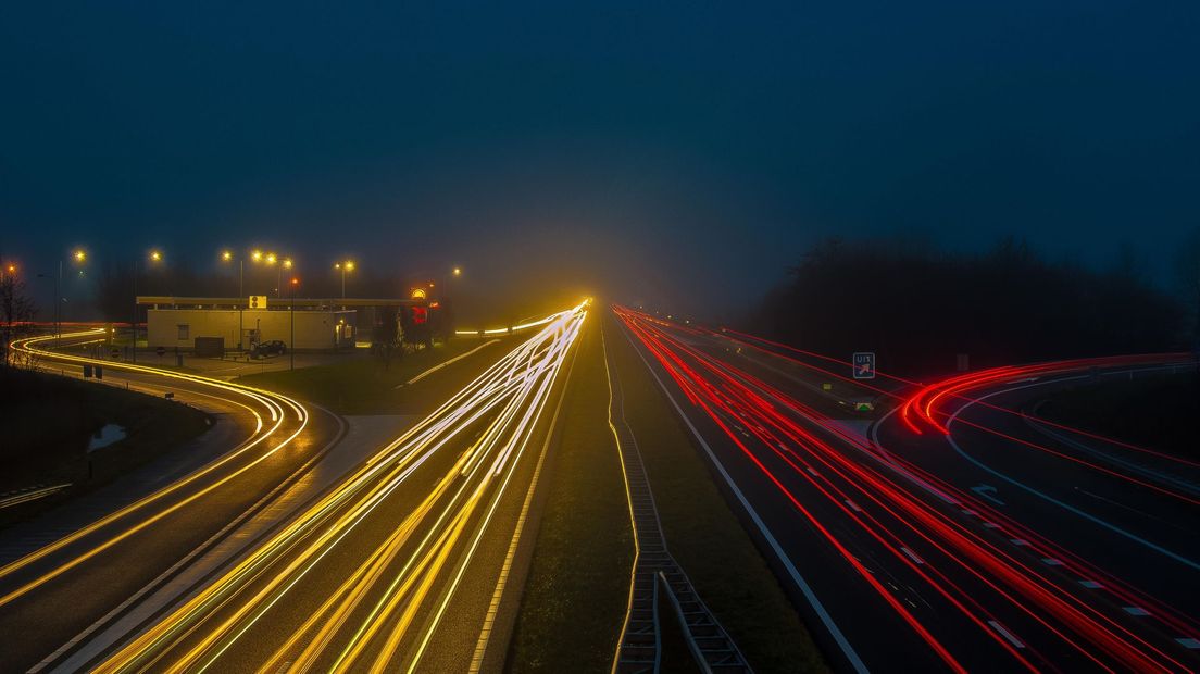 Snelweg A58 bij nacht