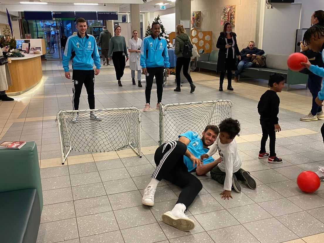 Santiago Gimenez dolt met een jonge fan in de hal van het Sophia Kinderziekenhuis