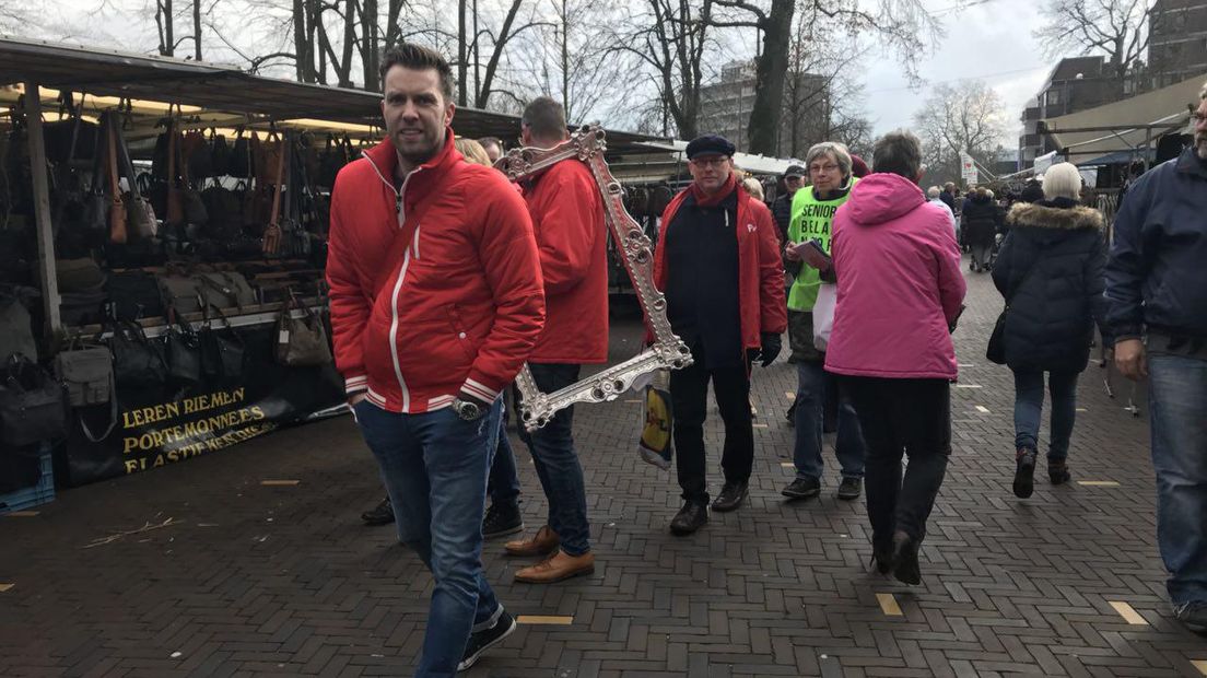 Guido Rink tijdens het campagnevoeren vlak voor de gemeenteraadsverkiezingen in maart (Rechten: Janet Oortwijn/RTV Drenthe)