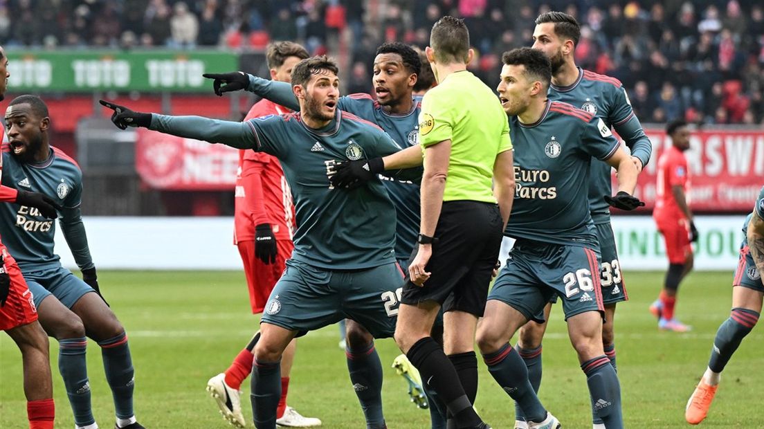Het optreden van arbiter Lindhout bij FC Twente - Feyenoord heeft veel stof doen opwaaien